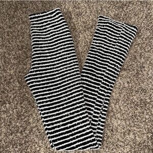 SHEIN BLACK & WHITE STRIPED FLARE PANTS 
SIZE LARGE 8/10